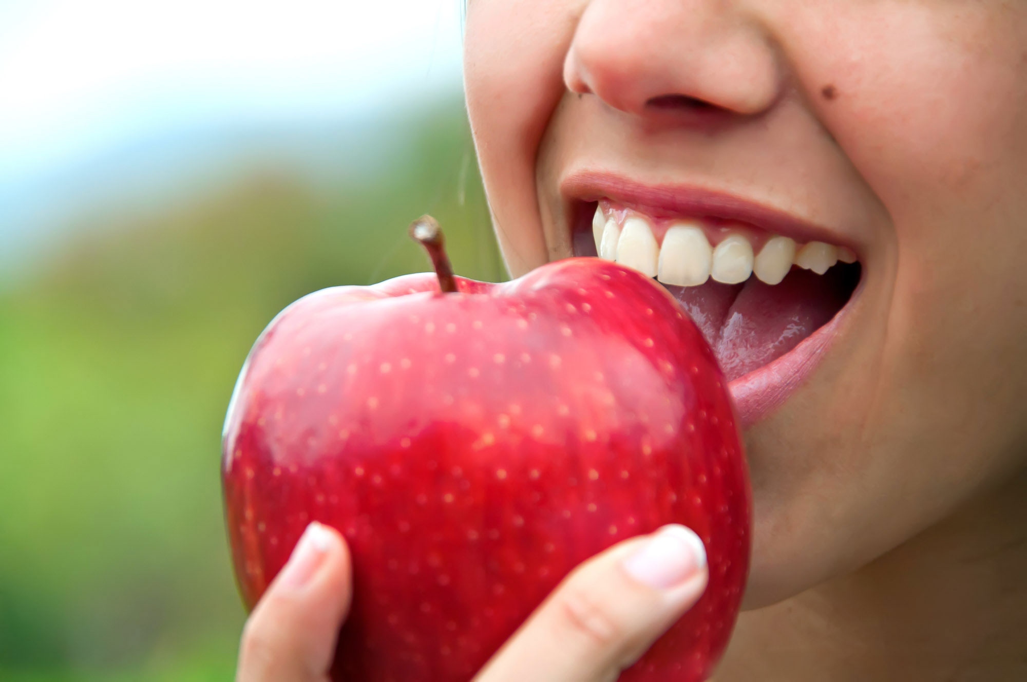 healthy teeth biting an apple